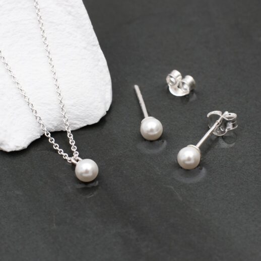 Freshwater pearl necklace and earring set